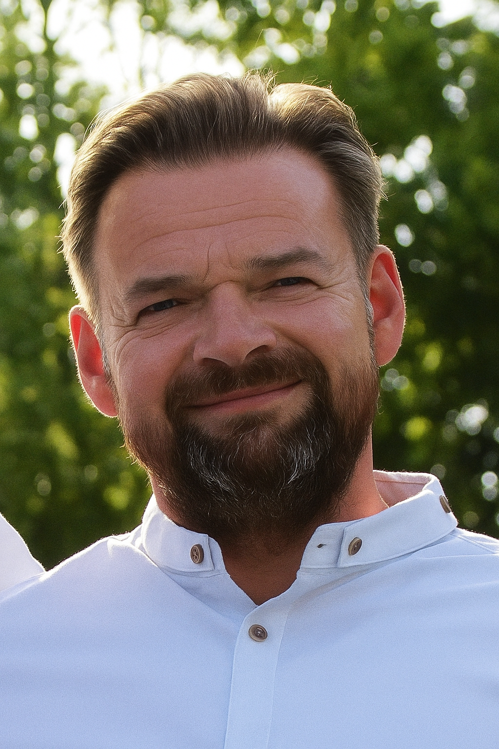 Laechelnder Mann Im Goldenen Licht